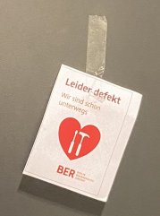Flughafen BER - leider-defekt-Schild